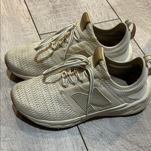 White new balance sneakers size women’s 8